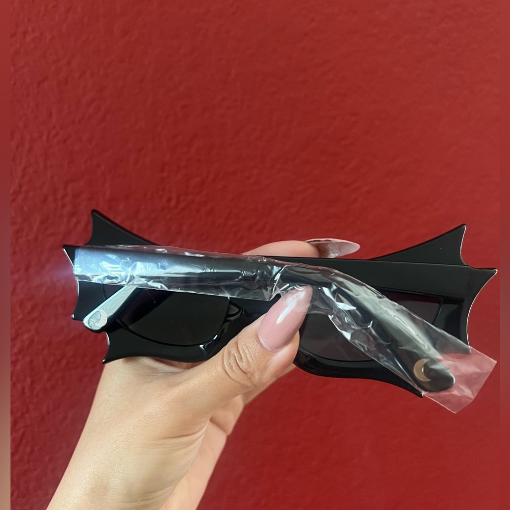 La Femme En Noir Vamp Batwing Black Goth Sunglasses - Picture 5 of 6